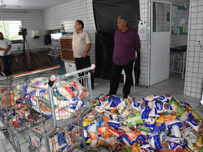 Abrigo de idosos recebe alimentos arrecadados em jogos do Sub-19