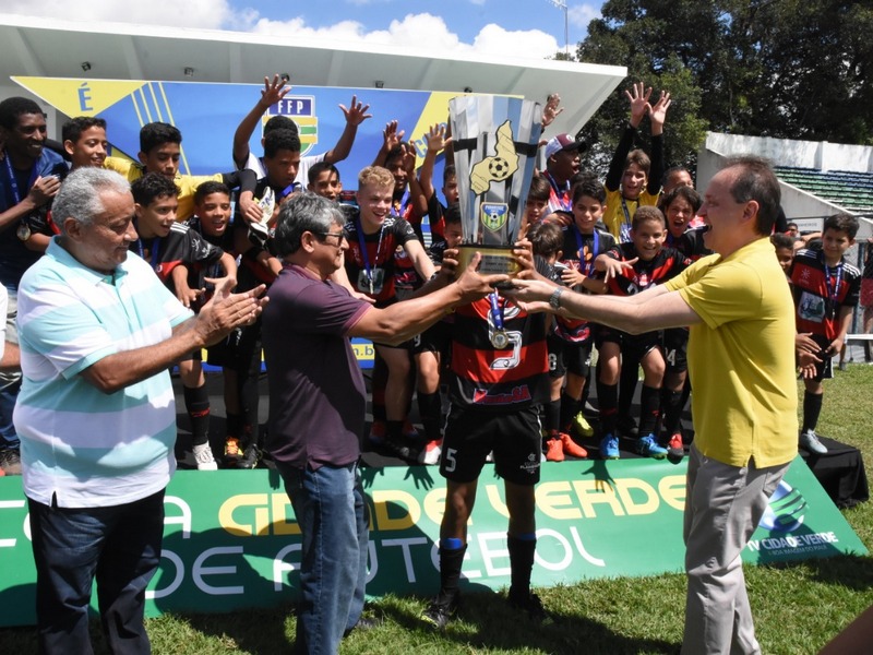 Escolinha Fla bate o River nos pênaltis e é campeã do Sub-13