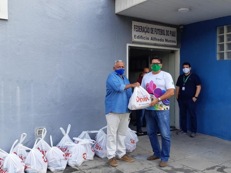 Flu-PI cumpre pena e filiados são beneficiados com cestas básicas